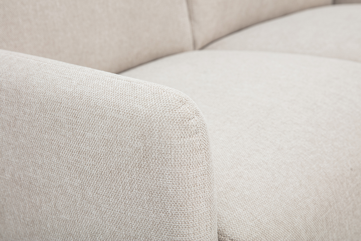 Apoyabrazos de un sof� de 2 plazas en tejido efecto terciopelo texturizado beige, vista cercana.