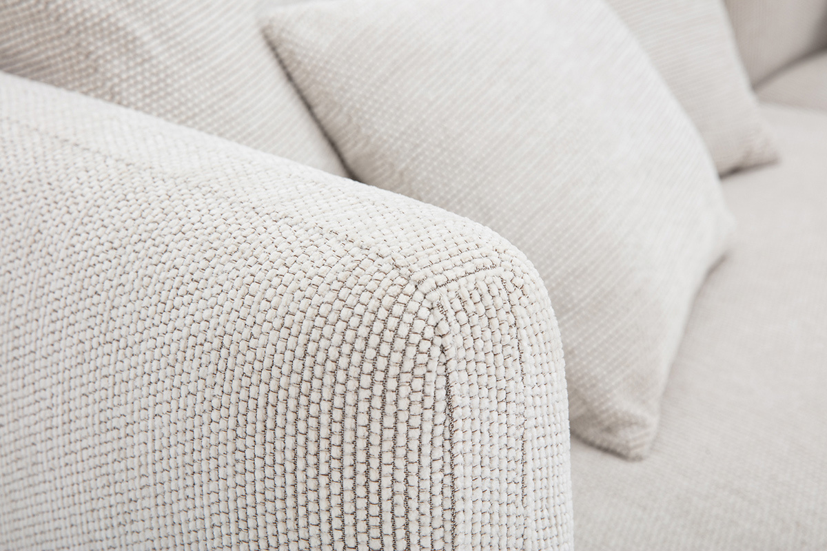 Sof de diseo 3-4 plazas en tela efecto terciopelo chenille beige y metal cromado IGLESIAS