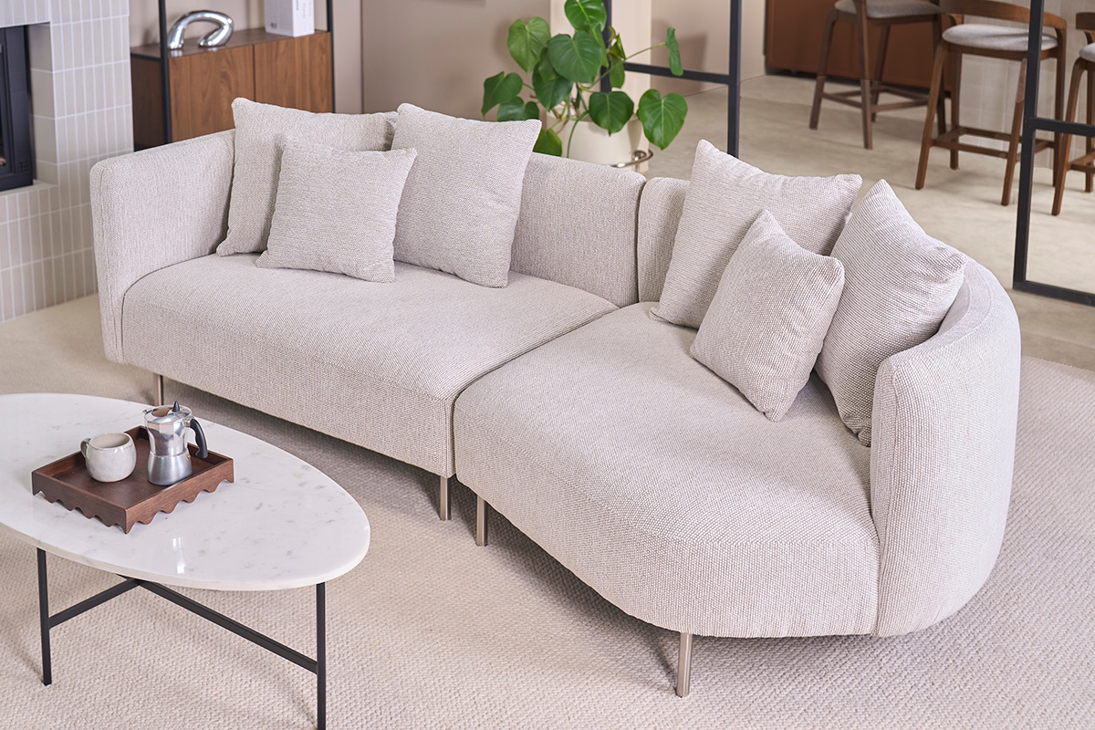 Sof� de dise�o 3-4 plazas en tela efecto terciopelo chenille beige y metal cromado IGLESIAS