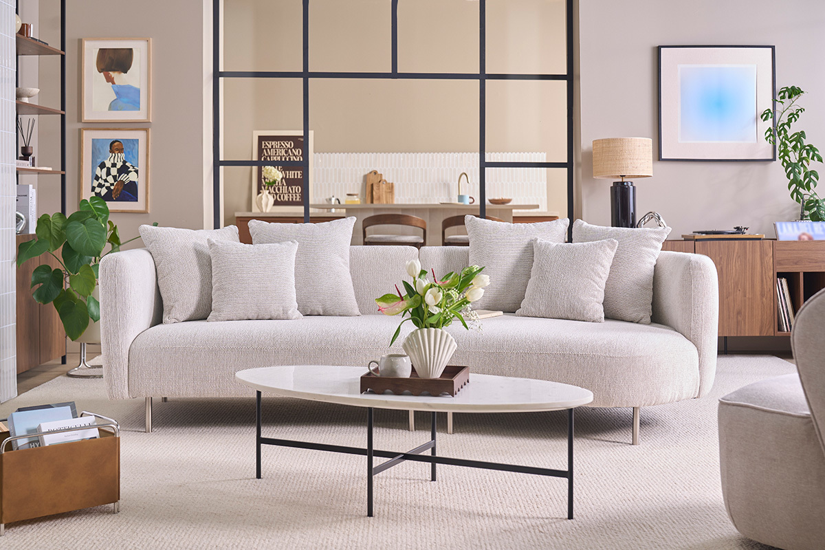 Sof� de dise�o 3-4 plazas en tela efecto terciopelo chenille beige y metal cromado IGLESIAS
