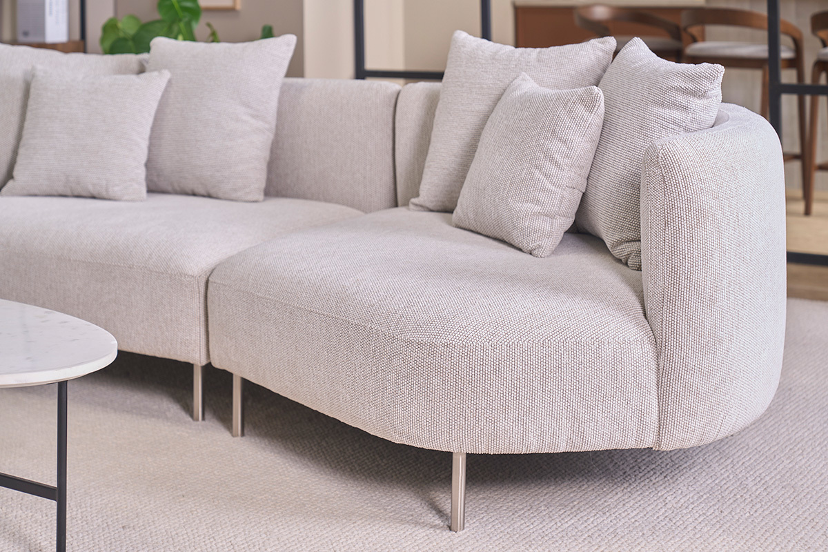 Sof� de dise�o 3-4 plazas en tela efecto terciopelo chenille beige y metal cromado IGLESIAS