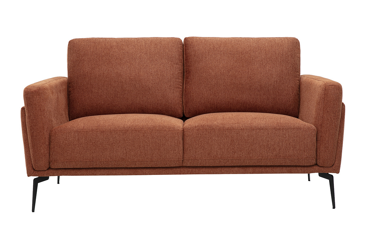 Sof� de 2 plazas en tejido con efecto terciopelo texturizado color tierra quemada, vista frontal con patas de metal negro.