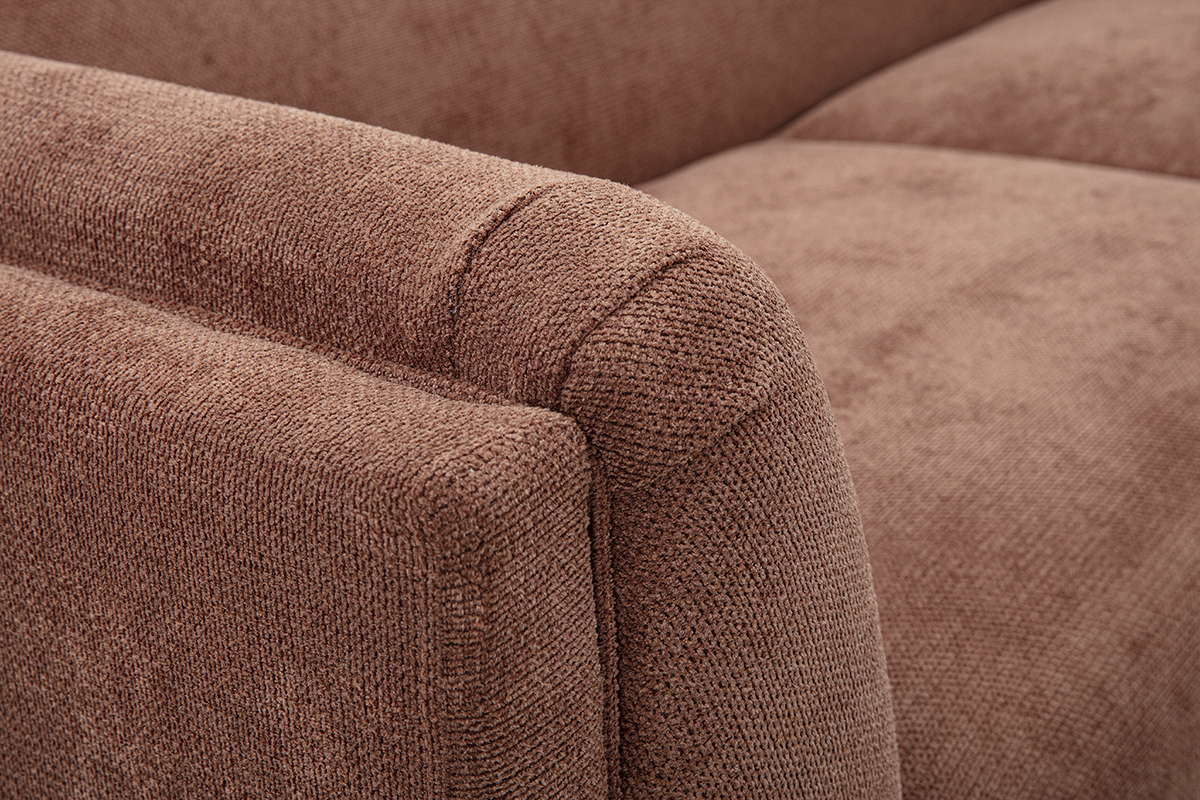Primer plano del reposabrazos del sof� de 3 plazas en tela de chenilla color tierra quemada.