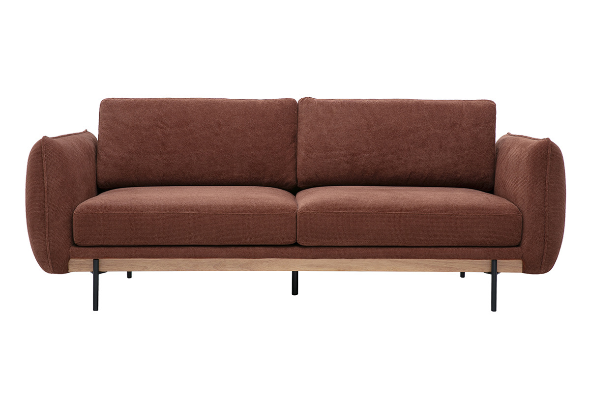 Canap� de dise�o de 3 plazas en tejido de chenilla color tierra quemada y metal negro, vista frontal.