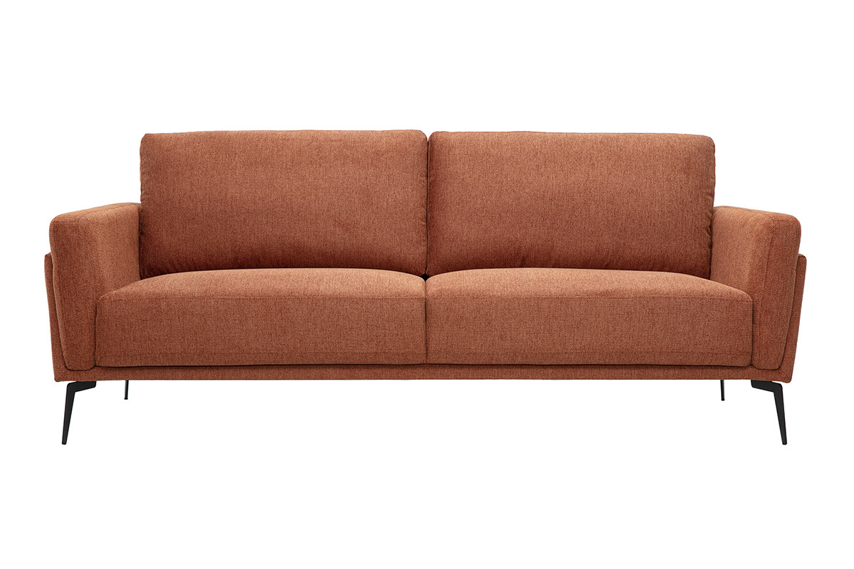 Sof� de dise�o en tejido con efecto terciopelo texturizado color tierra quemada, vista frontal, sobre patas de metal.