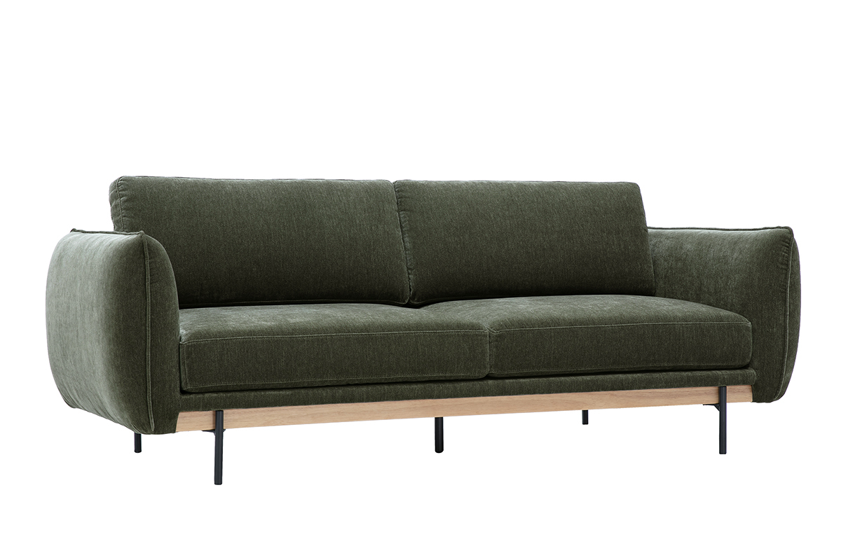 Sof� de dise�o de 3 plazas en tejido verde caqui con estructura de metal negro y base de madera, vista de 3/4.
