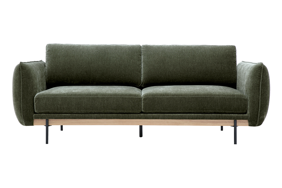 Sof� de dise�o de 3 plazas en tejido con efecto terciopelo verde caqui, vista frontal, estructura de madera y metal negro.