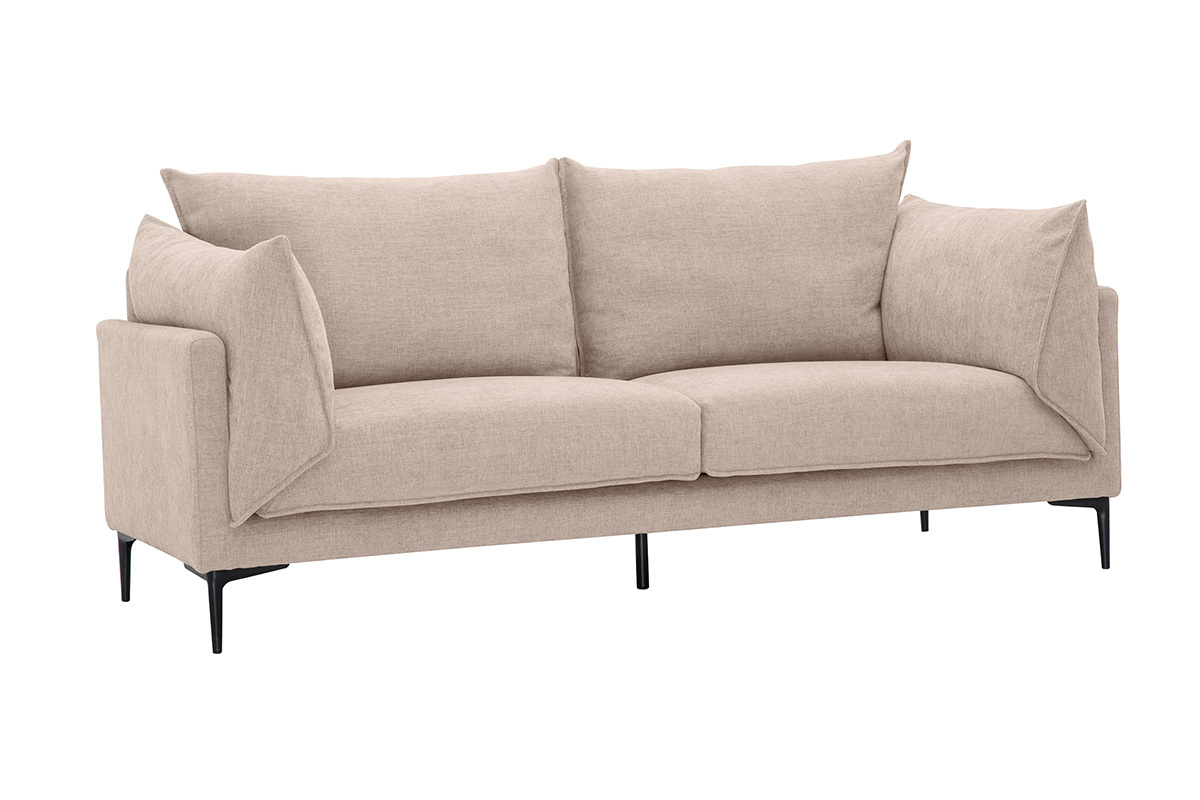 Sof� de dise�o de 3 plazas en tejido beige con reposabrazos, patas de metal negro, vista de 3/4.