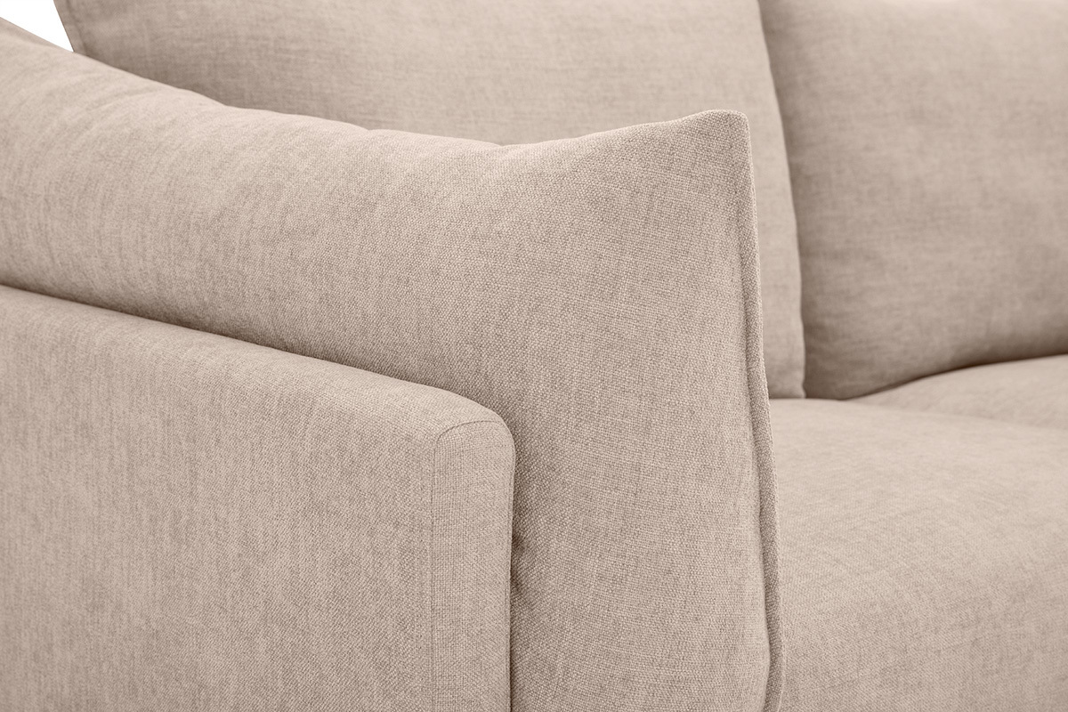 Detalle del sof� de 3 plazas MARIUS, tejido efecto terciopelo beige, reposabrazos y cojines mullidos
