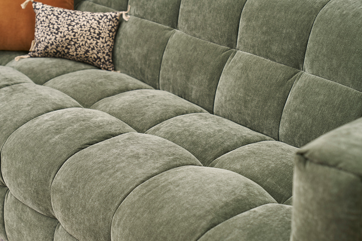 Sof de diseo de 3 plazas en tela efecto terciopelo verde caqui CORTO