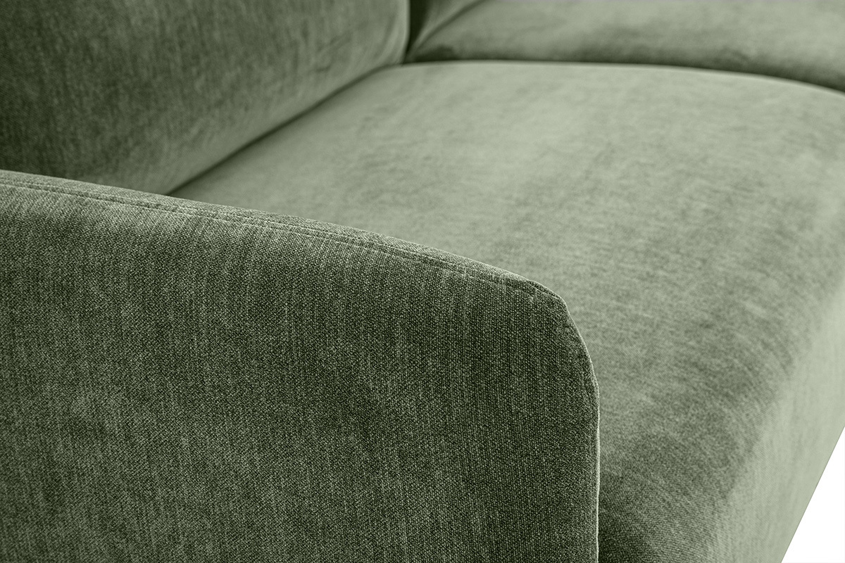 Detalle de la tela efecto terciopelo verde caqui del sof� BONO, vista cercana.