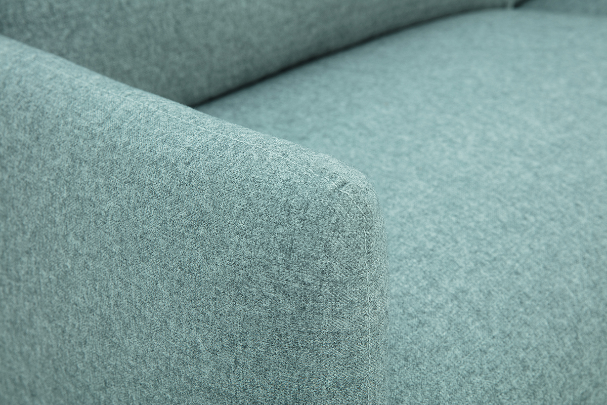 Detalle de un sof� de tela verde gris�ceo BONO, vista cercana de la esquina del respaldo.