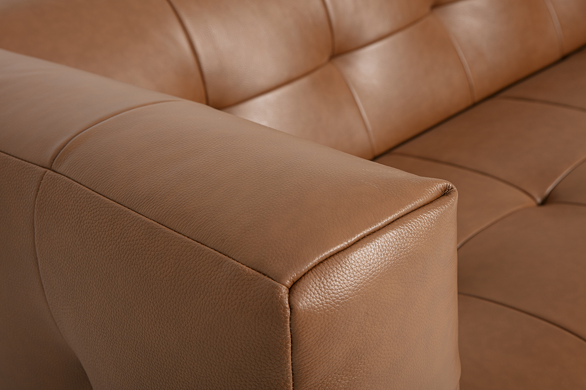 Primer plano de la tela de cuero marr�n del sof� CORTO.