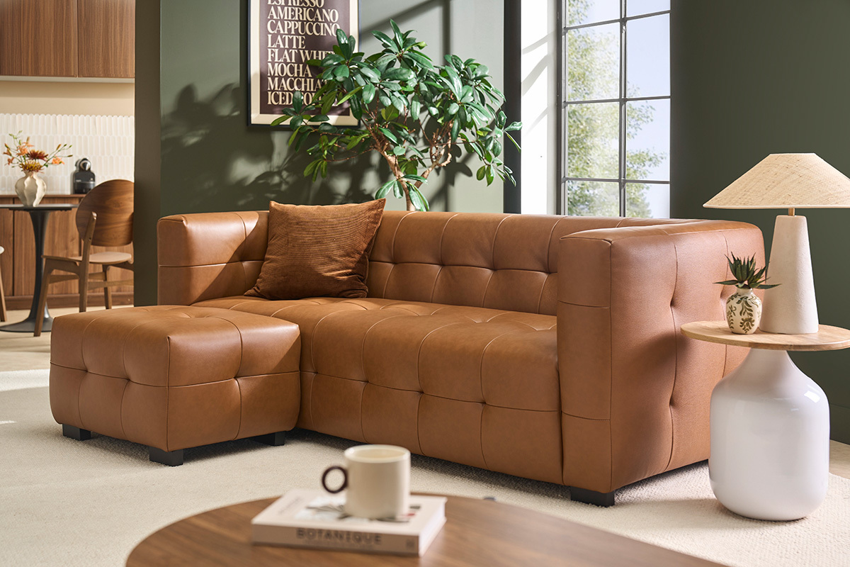 Sof� de dise�o de 3 plazas y reposapi�s de cuero marr�n CORTO