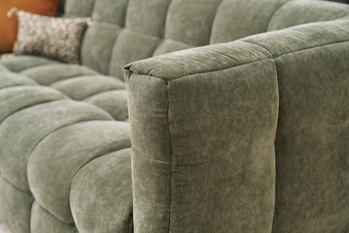 Sof de diseo de 3 plazas y reposapis en tela efecto terciopelo verde caqui CORTO