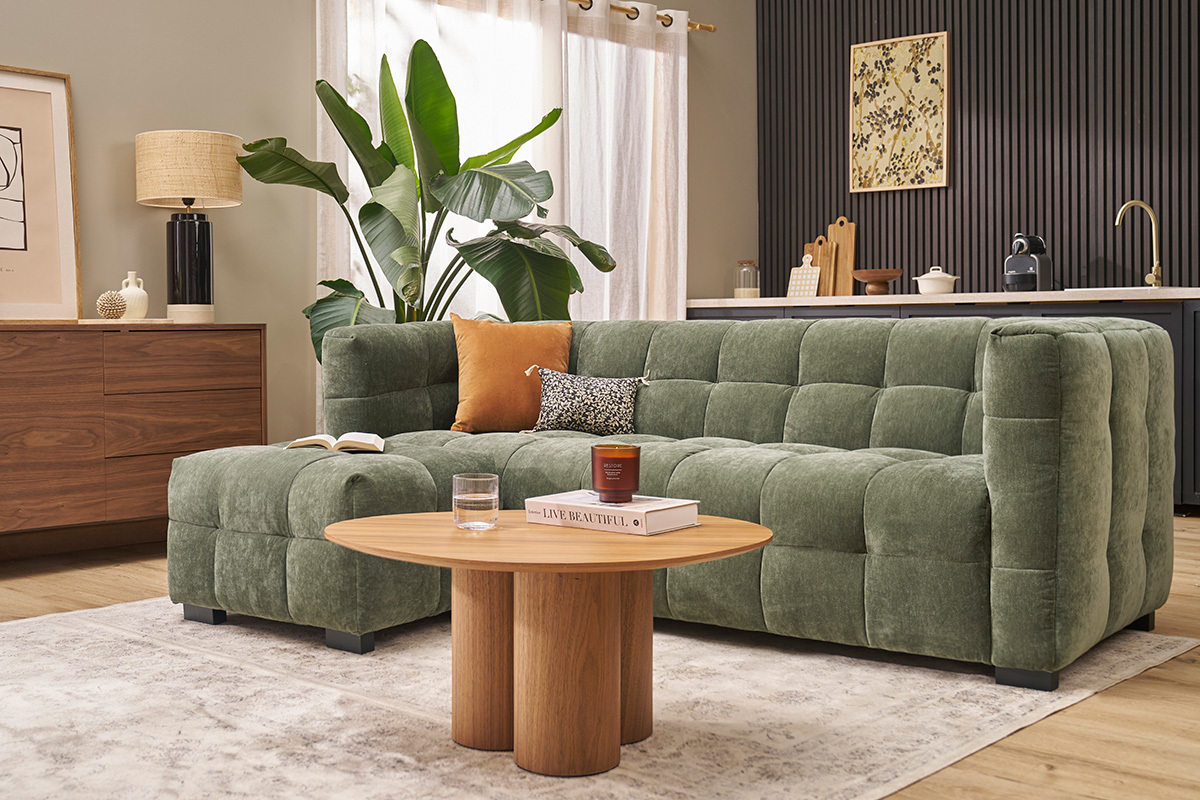 Sof de diseo de 3 plazas y reposapis en tela efecto terciopelo verde caqui CORTO