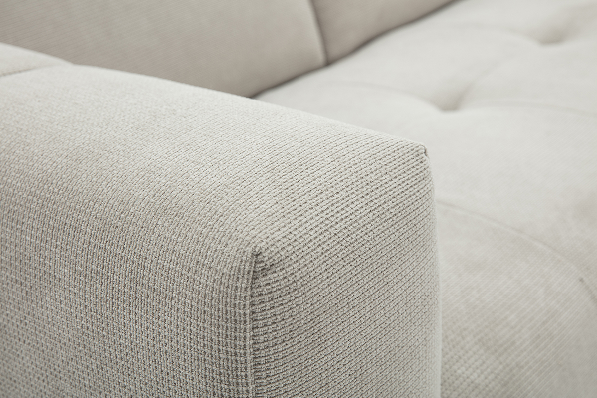 Primer plano de la tela de chenilla beige del sof� de esquina NORELL.