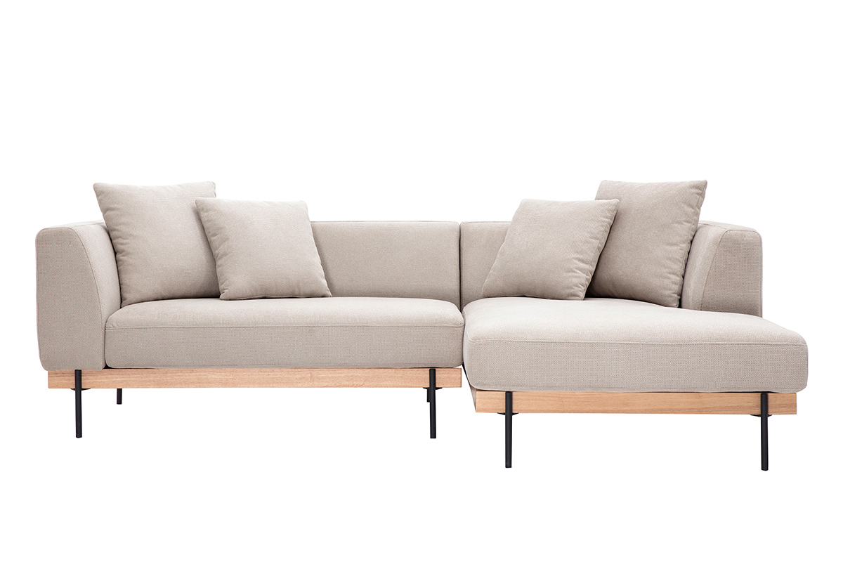 Sof� de esquina derecha de 4 plazas en tela de chenilla beige con patas de metal negro.