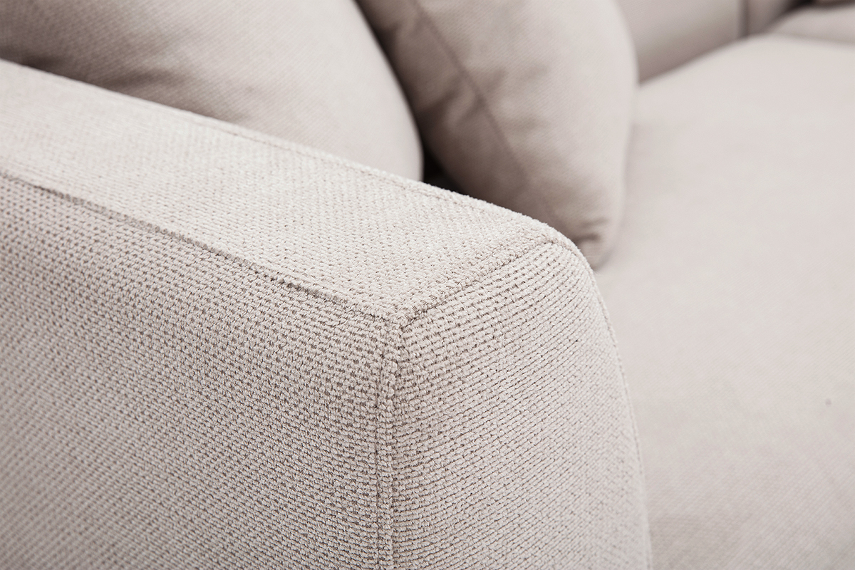 Primer plano del tejido chenilla beige del sof� de esquina derecha IVAR, mostrando su textura suave.