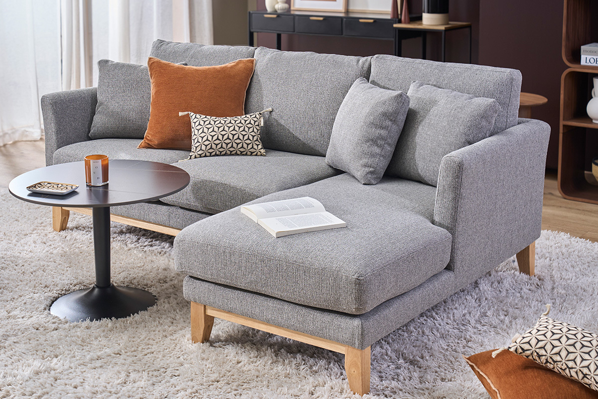 Sof� rinconero derecho escandinavo gris claro con cojines y mesa baja, vista lateral
