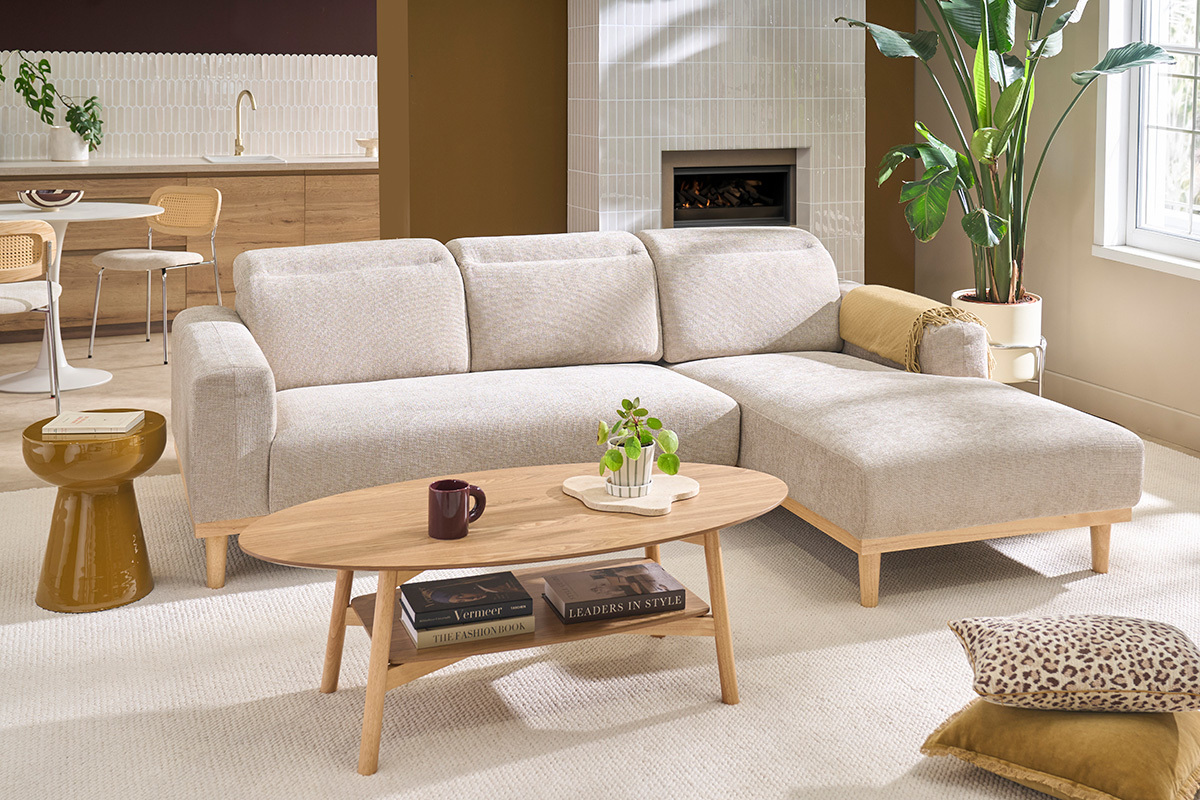 Sof� de esquina derecho de 3 plazas con cabeceros ajustables en tela de terciopelo texturizado beige y madera clara HORACIO
