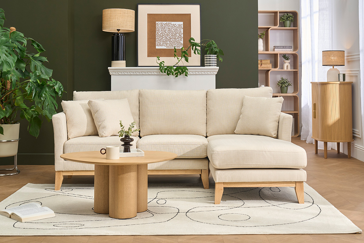 Sof� de esquina derecho desenfundable beige para 4 plazas con patas de madera clara, vista frontal.