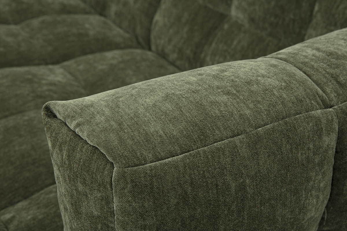 Detalle de un sof de esquina derecha en tela efecto terciopelo verde kaki CORTO, mostrando la tela y las costuras.