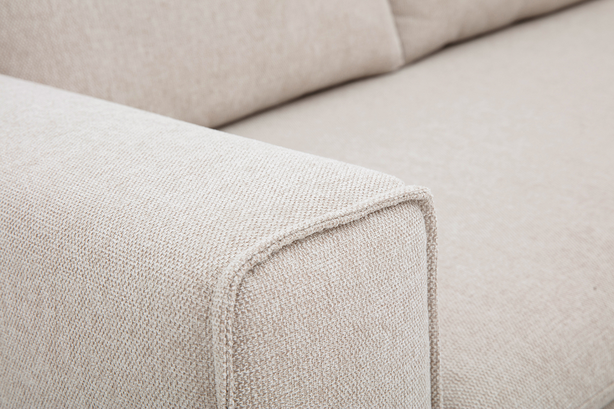 Detalle de tejido efecto terciopelo texturizado beige del sof� RAGNAR.