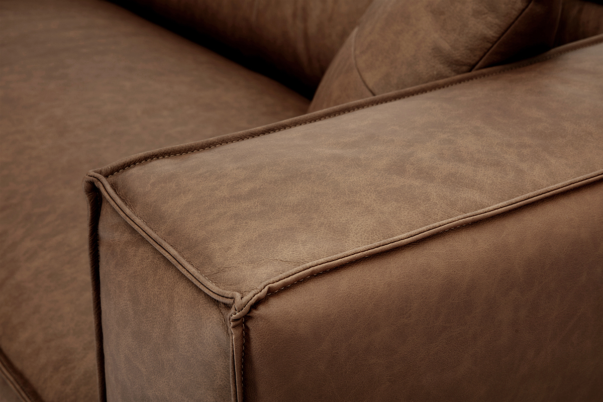 Detalle del revestimiento de cuero marrn del sof de esquina COBAIN.