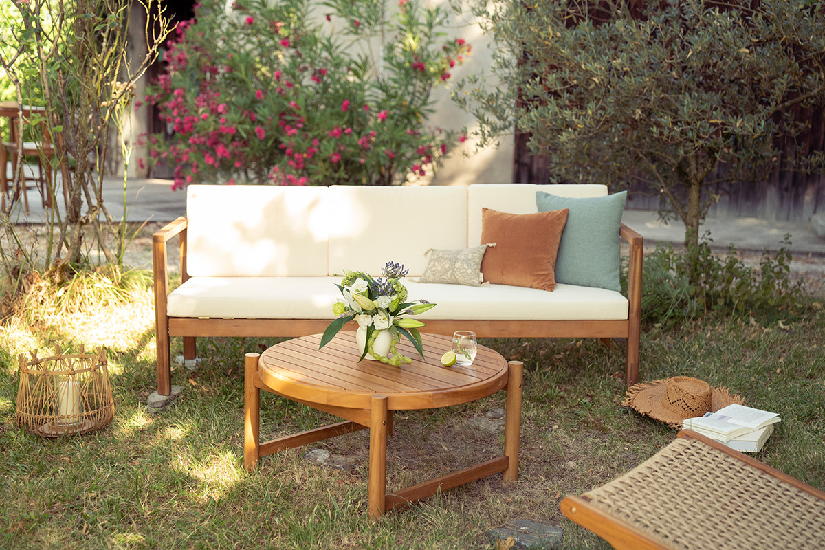 Sof� de jard�n de 3 plazas de madera maciza con cojines beige 190 cm AKIS