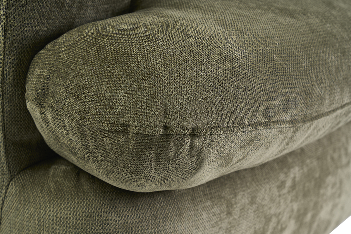 Detalle de un sof� desenfundable de textura terciopelo verde caqui, vista de cerca del reposabrazos