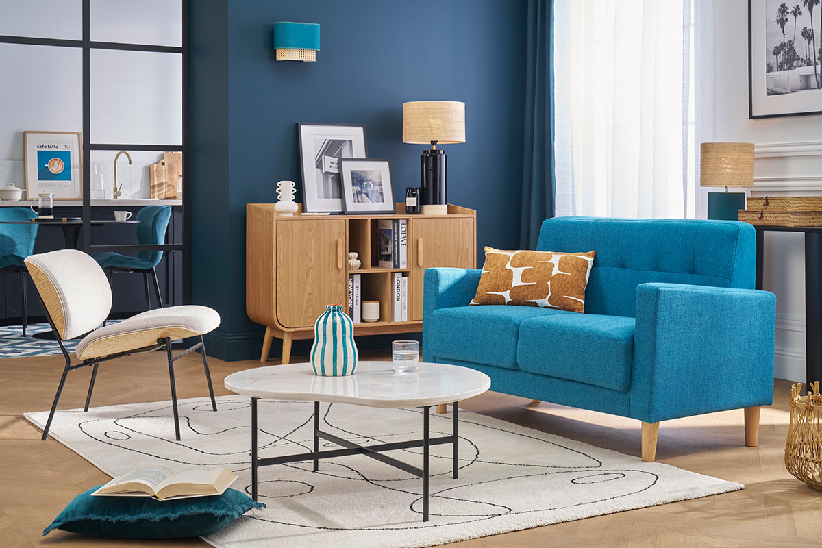 Sof� escandinavo de 2 plazas en tela azul petr�leo y madera clara MOON, vista general en un sal�n.