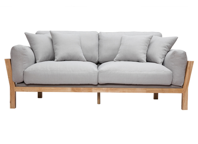 Sof&aacute; dise&ntilde;o 3 plazas gris claro patas madera KYO