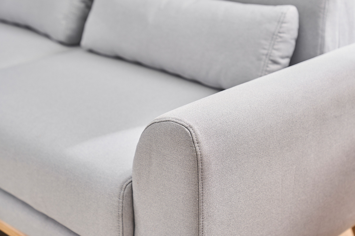 Sof� escandinavo de 3 plazas en tela gris claro, primer plano del reposabrazos y cojines.