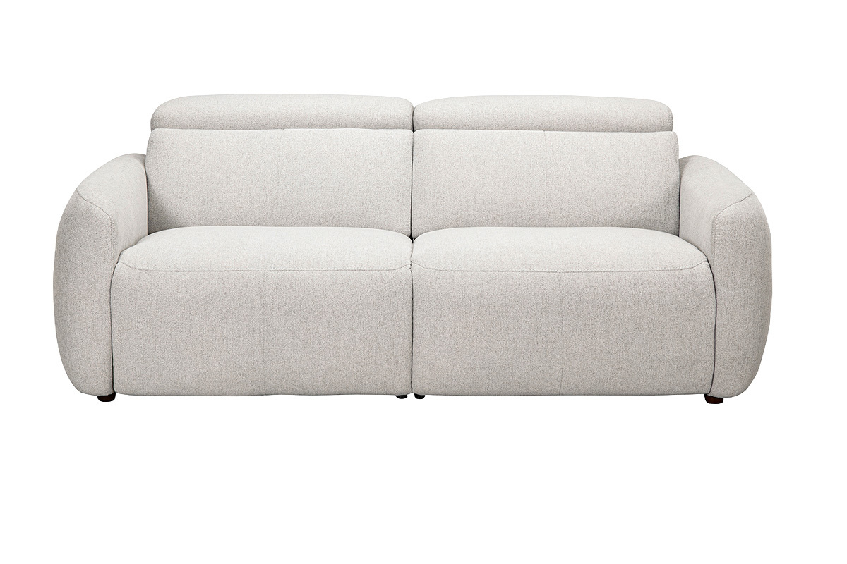 Sof� el�ctrico de 3 plazas beige con reposacabezas ajustables y reposapi�s, vista frontal.