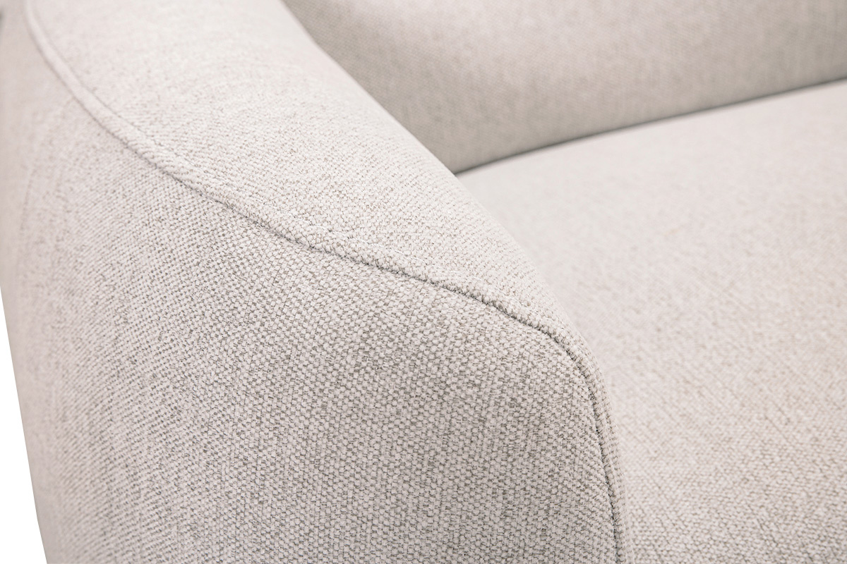 Detalle del reposabrazos del sof� el�ctrico de 3 plazas en tejido beige con efecto terciopelo texturizado.