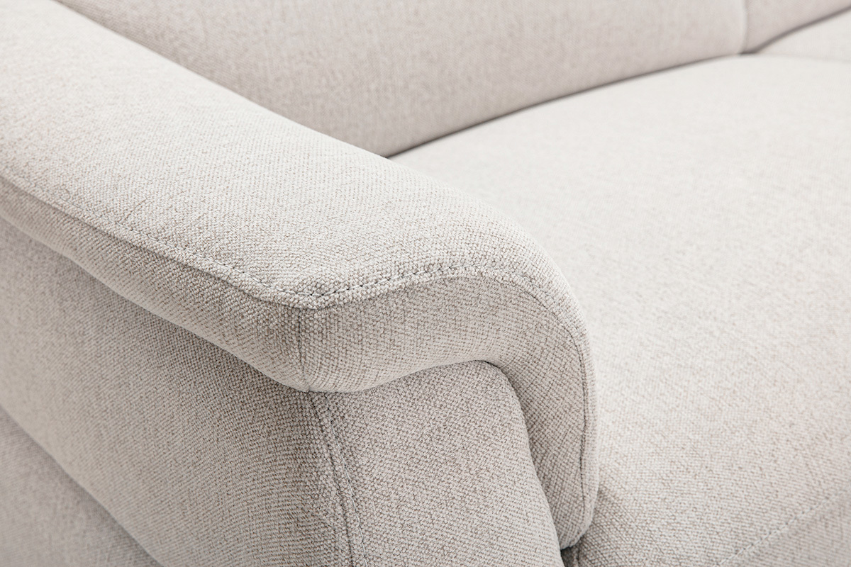 Detalle del brazo del sof� el�ctrico de 3 plazas VERBIER en tejido con efecto terciopelo texturizado beige