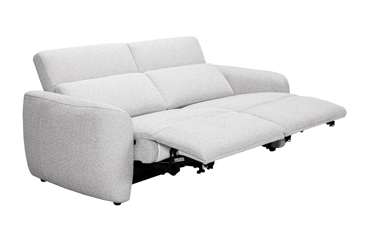 Sof� el�ctrico de 3 plazas gris claro con reposacabezas ajustables y reposapi�s, vista de 3/4