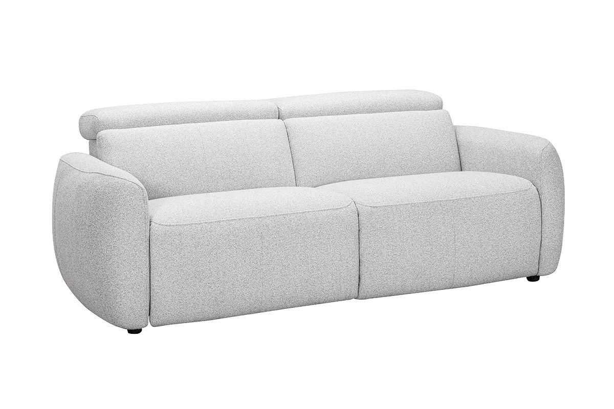 Canap� el�ctrico de 3 plazas gris claro con reposacabezas ajustables y reposapi�s, vista de 3/4.