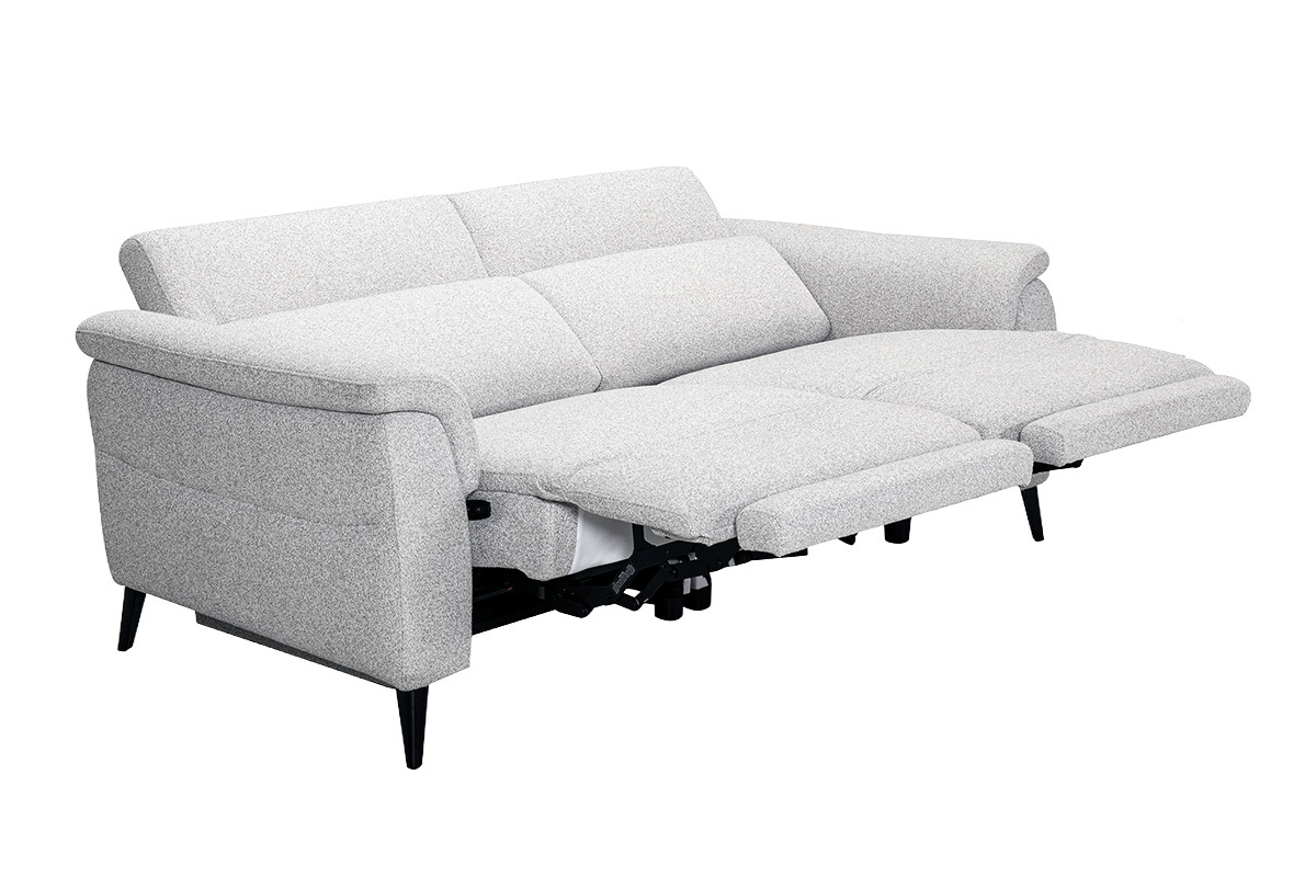 Sof� el�ctrico de 3 plazas gris claro con reposacabezas ajustables y reposapi�s, vista en �ngulo de 3/4