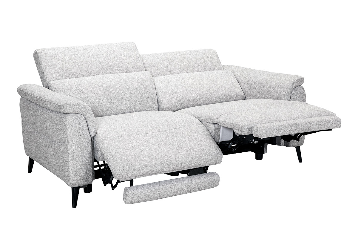 Sof� el�ctrico de 3 plazas gris claro con reposacabezas ajustables y reposapi�s, vista en 3/4.