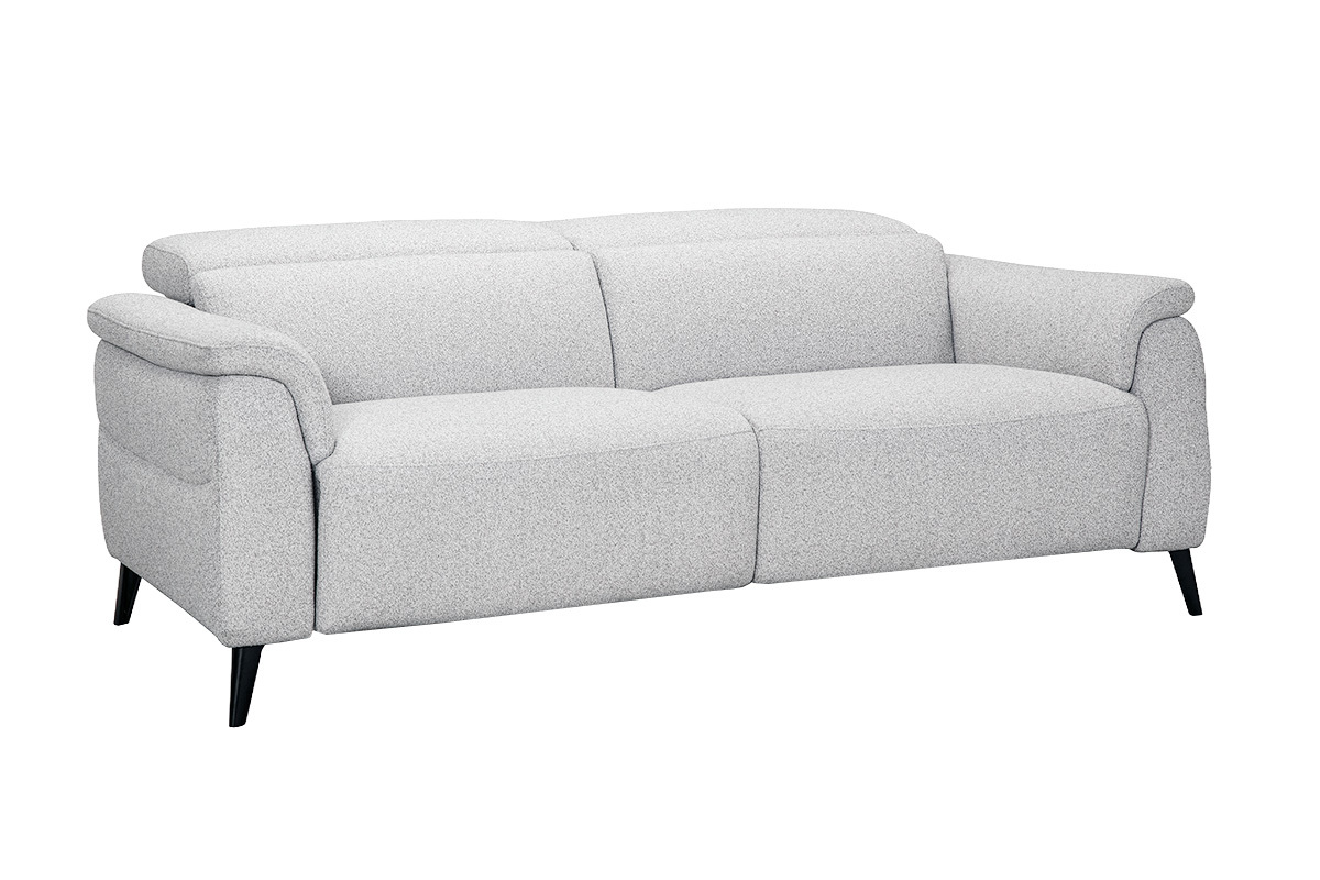 Sof� el�ctrico de 3 plazas gris claro con reposacabezas ajustables y reposapi�s, vista de 3/4.