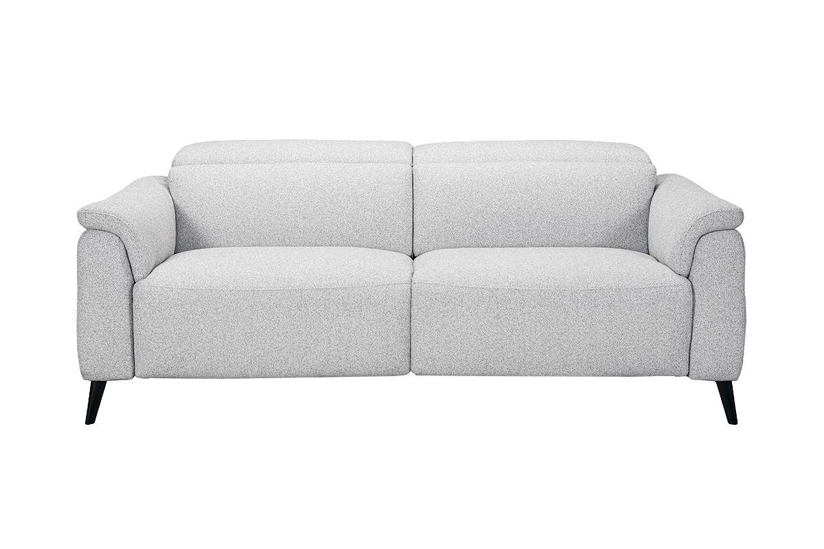 Sof� el�ctrico de 3 plazas gris claro con reposacabezas ajustables y reposapi�s, vista frontal.