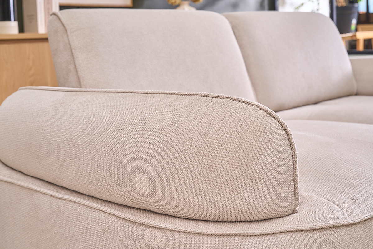 Sof� el�ctrico de 3 plazas en tejido chenilla beige y madera clara OTIS