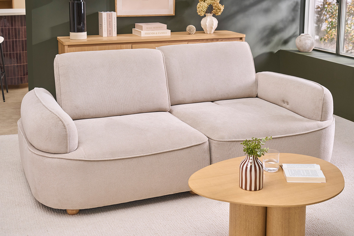 Sof� el�ctrico de 3 plazas en tejido chenilla beige y madera clara OTIS