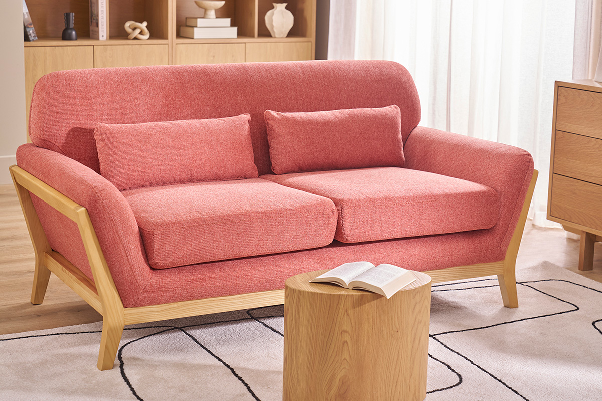 Sof� escandinavo de 2 plazas terracota y madera clara con cojines, mesa de caf� de madera, vista frontal.