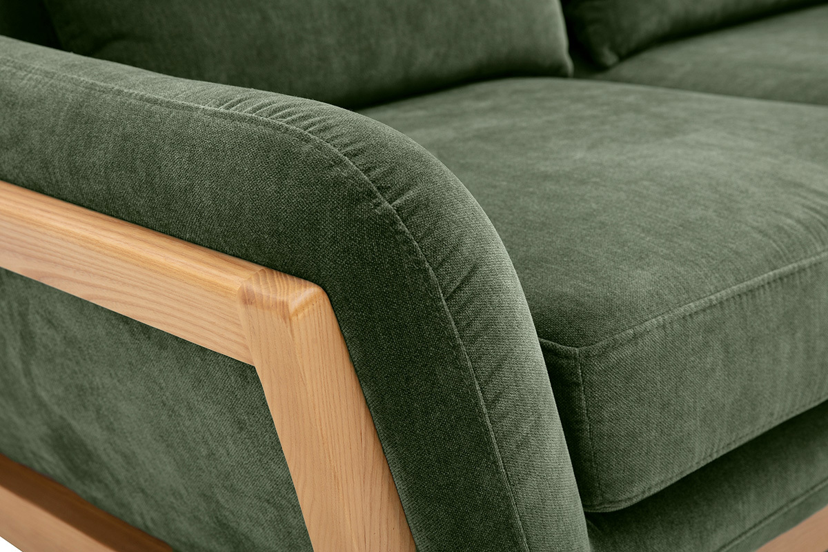 Detalle del sof� escandinavo de 2 plazas en tejido de terciopelo verde caqui con estructura de madera clara.