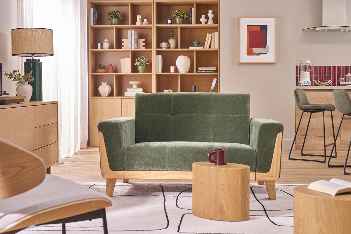 Sof� escandinavo verde caqui de tela efecto terciopelo, madera clara, patas de hevea, vista frontal.