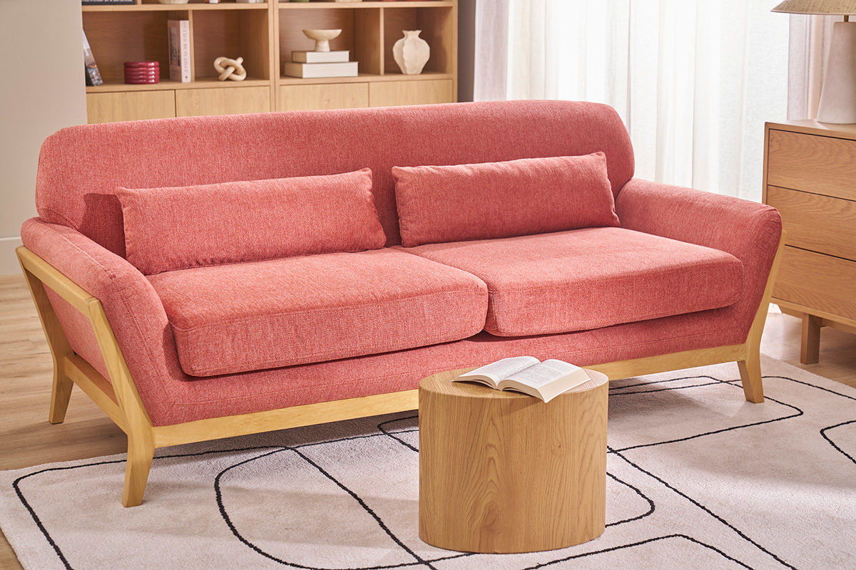 Sof� YOKO 3 plazas terracota en tela efecto terciopelo, estructura de madera clara, vista frontal en un sal�n.