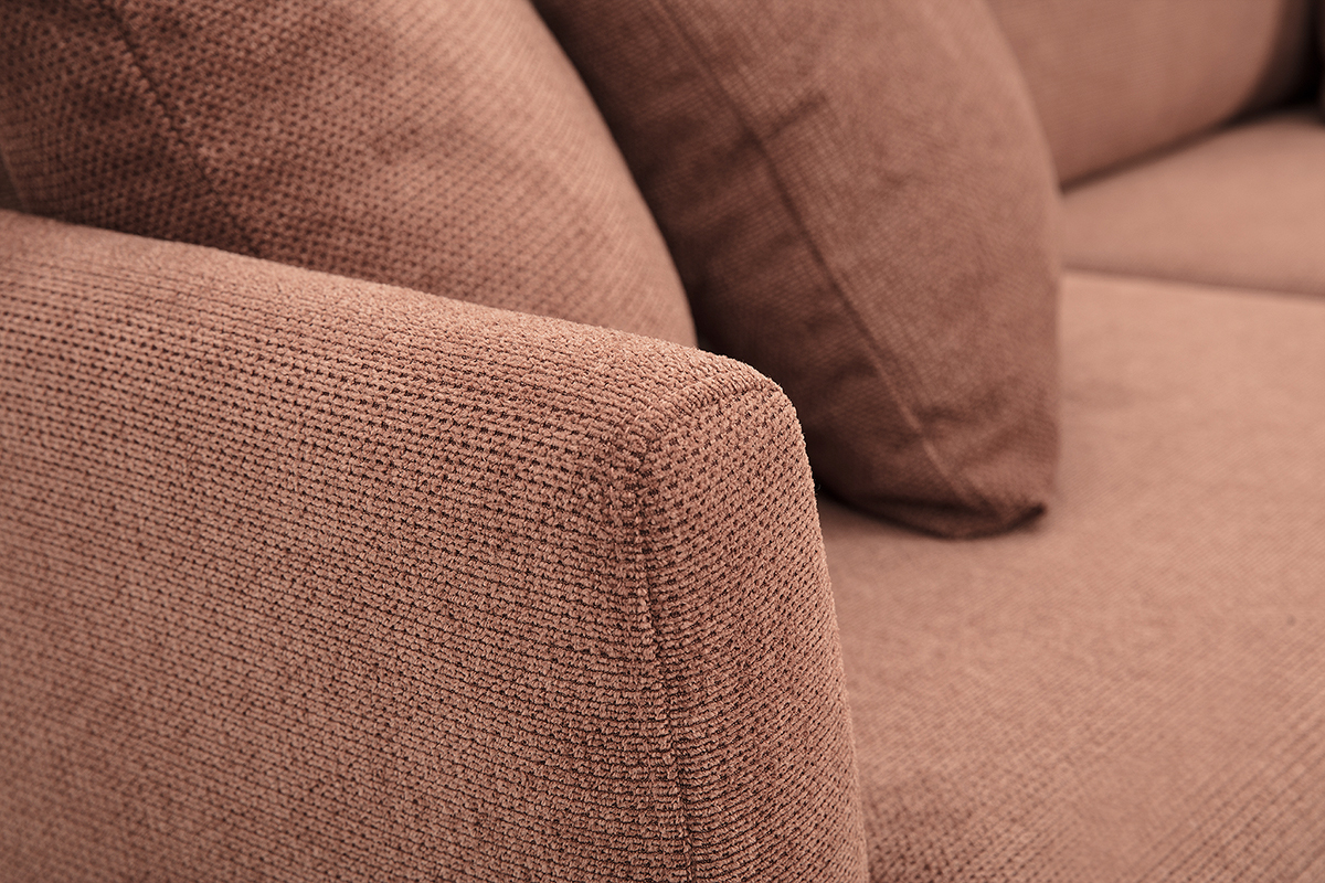 Primer plano del apoyabrazos de tela de chenilla color tierra quemada del sof� OSLO.